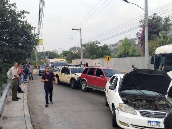 Varios vehículos se vieron involucrados en la colisión que mantiene paralizado el tráfico en la salida al sur.