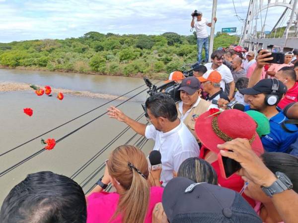 El 22 de octubre de 1998, Honduras sufrió severos daños tras unos de los desastres naturales más catastróficos hasta el momento: el huracán Mitch. Hoy, Choluteca, en conmemoración a los desaparecidos, esparció flores de colores desde el conocido puente de la ciudad.