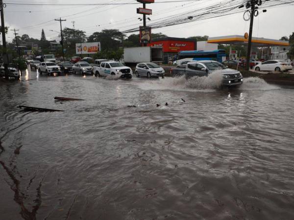 Enormes pozas de agua se forman en las principales vías de la capital, este es un problema que causa caos vial, además, en los barrios y colonias de la ciudad es un problema muy recurrente.