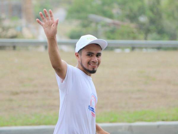 Selvin siguió corriendo hasta llegar a Tegucigalpa al lado de Shin Fujiyama y cientos de hondureños que apoyan la educación de la niñez hondureña.