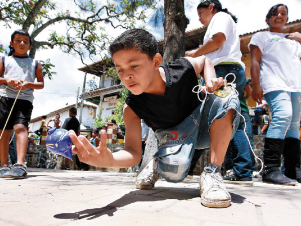 El evento está abierto al público para que niños, jóvenes y adultos, puedan recordar con alegría los juegos tradicionales de Honduras.