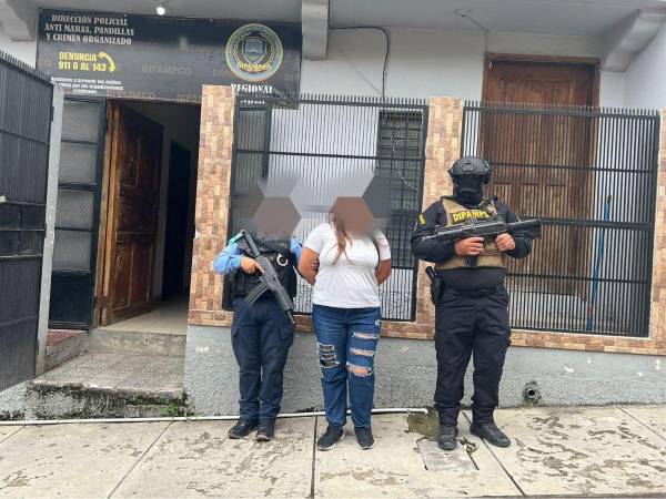 Agentes de la DIPAMPCO aprehendieron a “Karol G”, supuesta traficante de drogas en Copán.