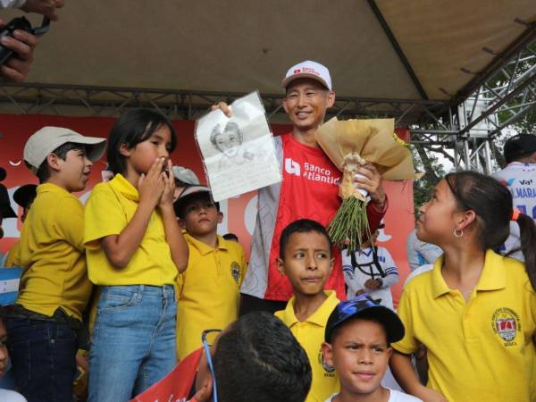 Shin finalmente llegó a la UNAH, recibido como un héroe por los niños y los adultos que admiran su gran labor.