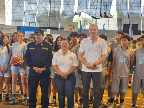 Los jóvenes lucieron felices sus uniformes y listos para dar lo mejor en la cancha.