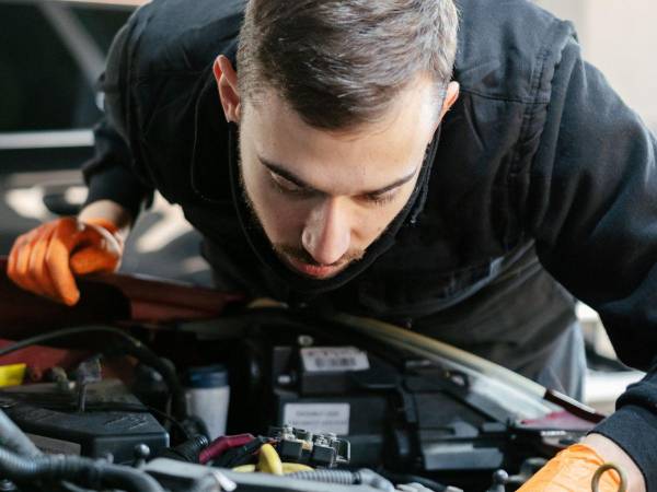 Un millaje falso es indicio de que el auto se usó en exceso, por ende, su valor es más bajo. Su mecánico de confianza puede notar señales que no corresponden con un bajo kilometraje.