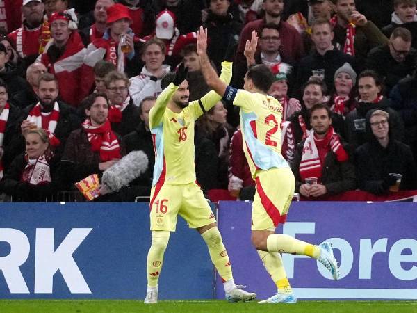 Mikel Oyarzabal celebra el primer gol del encuentro.