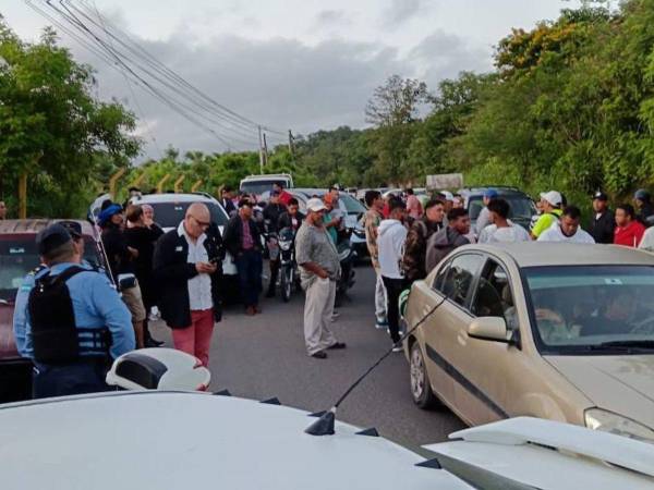 Los vecinos argumentan que ya no aguantan el mal estado de la carretera y las autoridades solo son promesas, pero no cumplen y son una 18 las comunidades afectadas.