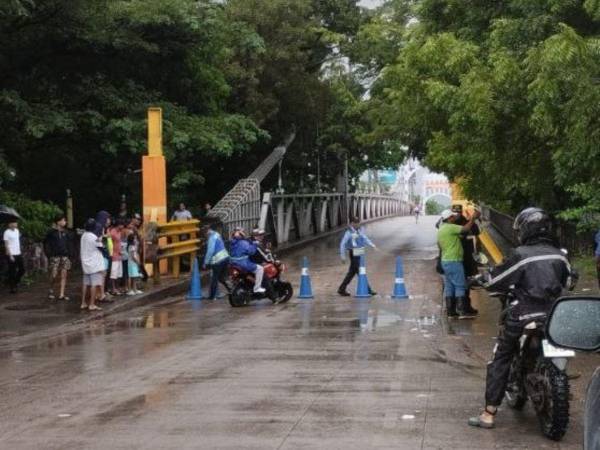 Elementos de la Policía Nacional cerraron el paso del puente que sirve de entrada al municipio de Choluteca.