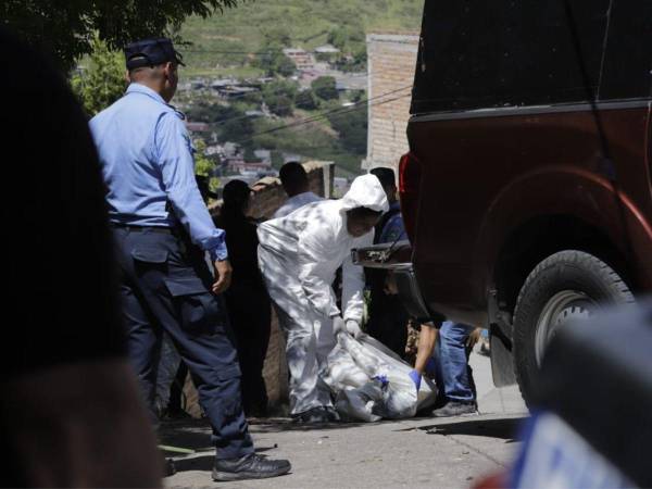 Los hombres quedaron tendidos en la calle con signos de heridas de armas de fuego.