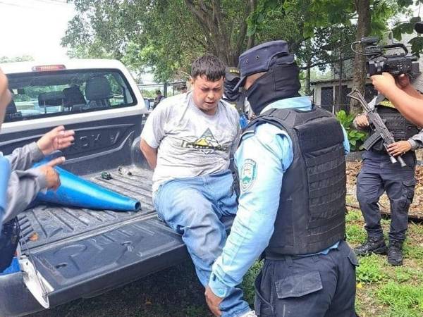 El acusado fue trasladado por policías hacia la Fiscalía de turno con las evidencias.