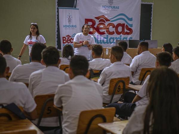 Una parte de las becas ya se comenzaron a otorgar a los estudiantes de los diferentes niveles educativos del país.