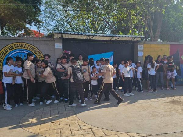 Los alumnos y padres de familia del Centro Básico Perfecto H. Bobadilla de Chamelecón exigen que les devuelvan los maestros que les llevaron las autoridades educativas