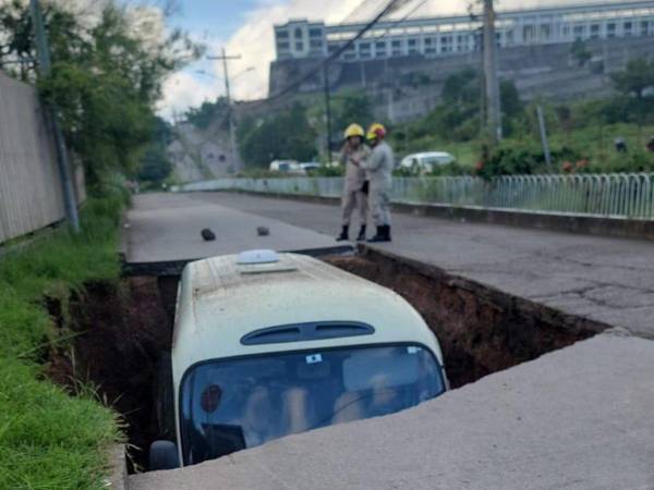 La unidad quedó atrapada en el socavón.