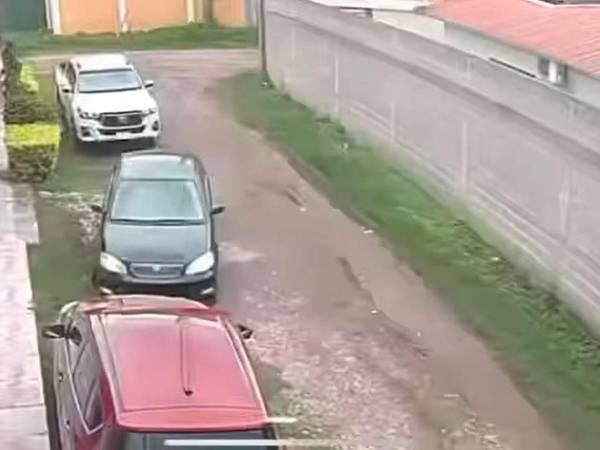 El secuestro fallido de un empresario de Juticalpa quedó captado en videos de las cámaras de seguridad, en donde se ve los tres minutos de angustia que pasó el hondureño. A continuación cuadro a cuadro de lo qué sucedió. El hecho delictivo inició cuando un vehículo turismo, negro, llegó a la calle de la víctima y se estacionó entre un pick-up blanco frente a la casa de la víctima y una camioneta roja, el conductor sospechoso se situó a manera de tener una fácil salida para huir.