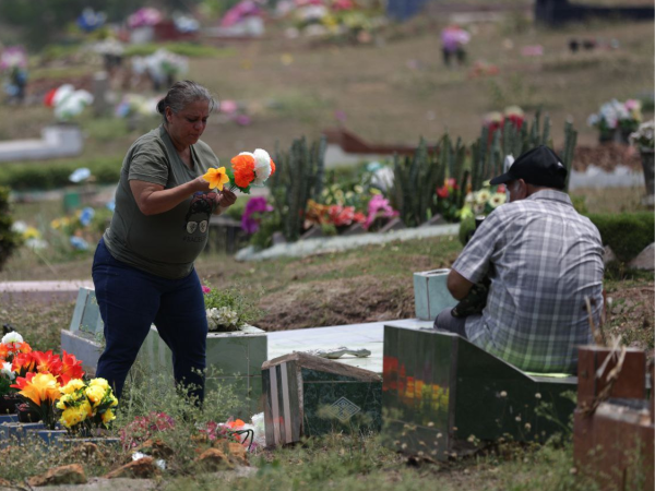 Las hijas, que hoy son madres, visitan a sus mamás en el cementerio.