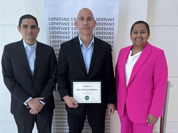 Representantes de Ficohsa presentes en la premiación realizada por Latin Finance en Asunción, Paraguay.