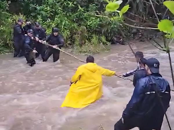 Policías siguen buscando al quinto joven desaparecido tras la fatídica mudanza.