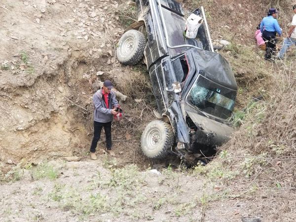 En la imagen se muestra el estado en el que quedó el carro tras caer al abismo, luego del impacto. En una de las ruedas se observa donde quedó el cuerpo de la fémina que perdió la vida.