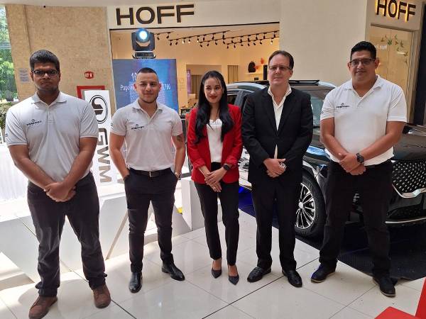 <i>Ejecutivos y equipo de ventas de Premiers Motors durante la presentación de los nuevos modelos de vehículos híbridos: Haval Jolion HEV y Haval H6 HEV. </i>