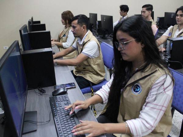 El moderno centro multimedia incluye una cabina de radio, sala de redacción y equipo para televisión con el objetivo de mejorar la formación práctica de los estudiantes.