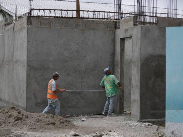 Solo tres trabajadores realizan labores de construcción en el búnker. Toda la parte superior de la estructura está sin empezar.