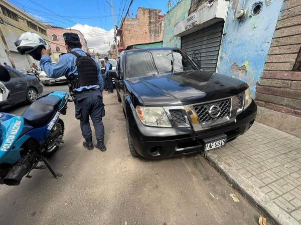 El vehículo en donde fueron encontrados dos cuerpos se encontraba con los limpiaparabrisas encendidos, subido a la acera, además de portar algunas latas de cerveza en su interior. A continuación los detalles de la escena del doble crimen en el que habría muerto un abogado y su guardaespaldas.