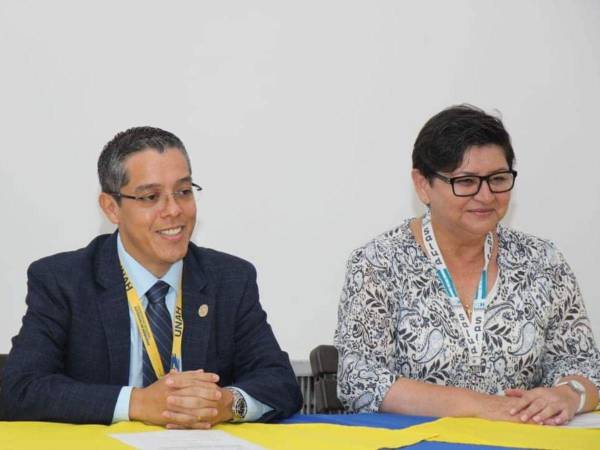 El rector Odir Fernández y la ministra Carla Paredes firmaron un acuerdo institucional con el cual se busca mejorar las condiciones en el Hospital Escuela para los estudiantes de las carreras en salud.