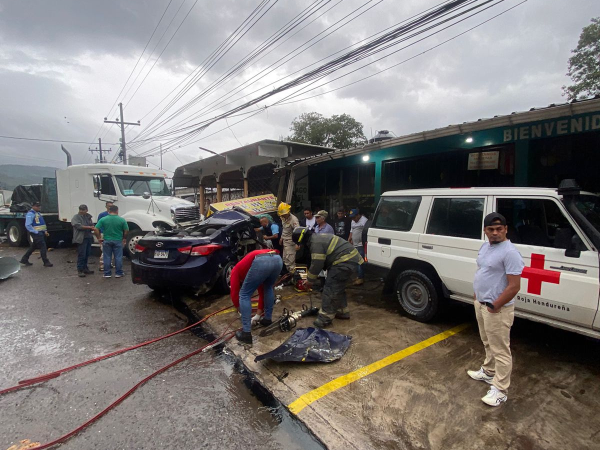 Elementos del Cuerpo de Bomberos y de la Cruz Roja Hondureña en los trabajos de auxilio de las víctimas.