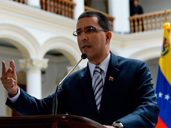 Arreaza fue un hombre de confianza de Nicolás Maduro siendo su vicepresidente, canciller y teniendo otros cargos en el gabinete de gobierno.