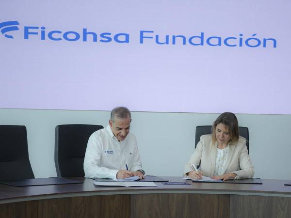 J<i>uan Carlos Atala Faraj, Presidente de Fundación Ficohsa, y Stephanie Hochstetter, Representante del PMA, firmando la renovación del convenio.</i>