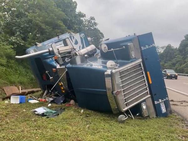 El vehículo accidentado quedó a un lado de la carretera CA-5.