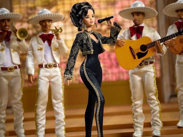 A 8 años de la muerte del famoso cantante mexicano Juan Gabriel, la compañía Mattel lanzó una Barbie inspirada en el Divo de Juárez