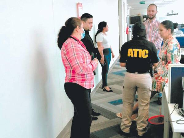 Elementos de la ATIC secuestraron ayer documentación en el IP tras el anuncio de intervención de la mandataria Xiomara Castro.