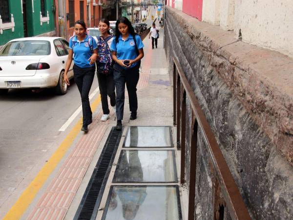 En este sitio se pueden ver las rocas de cantera tallada y parte del repello original de la edificación, elementos que estaban cubiertos por el relleno de la acera moderna.