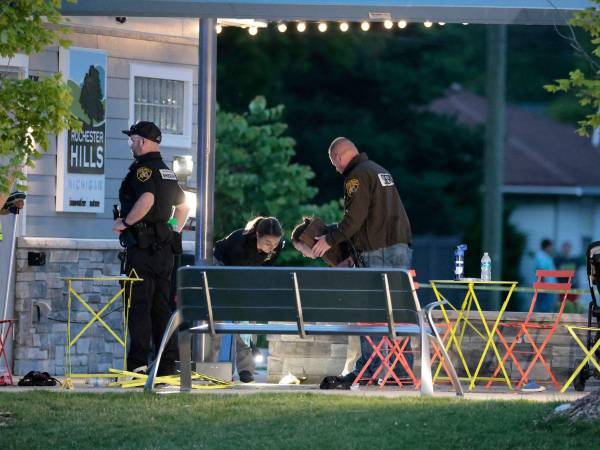 Los técnicos de pruebas del sheriff del condado de Oakland documentan la escena donde tuvo lugar un tiroteo en Brooklands Plaza Splash Pad en Rochester Hills.