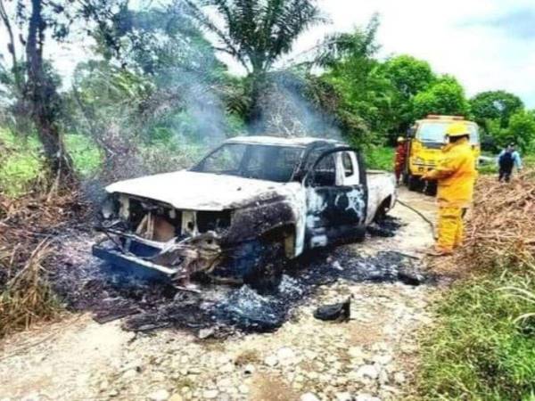 Los bomberos apagaron el incendio del vehículo.