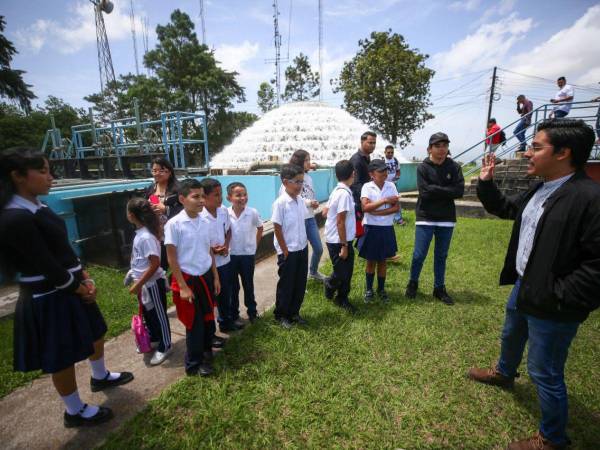 Los ingenieros de la UMAPS dieron el recorrido a los niños de los clubes ecológicos de las escuelas.