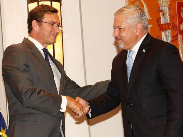 El embajador de España, Diego Nuño García, junto al canciller de Honduras, Enrique Eduardo Reina.