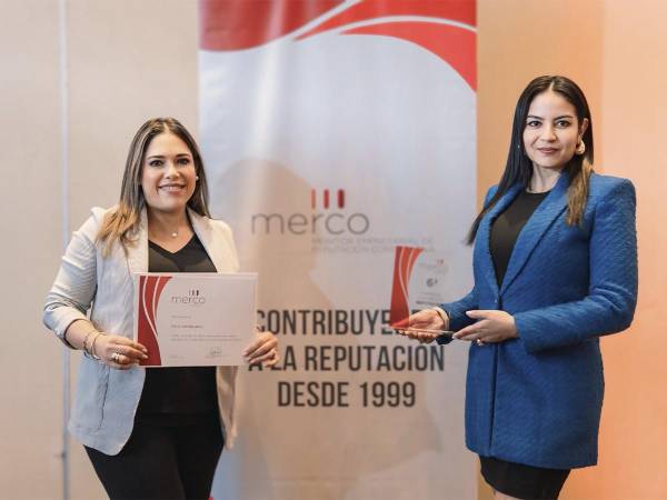 Laura Zelaya, Directora de Marketing Tigo Honduras y Heidi Luna, Directora Legal y de Asuntos Corporativos de Tigo Honduras, en la ceremonia del primer ranking de las Empresas con Mejor Reputación de 2024.