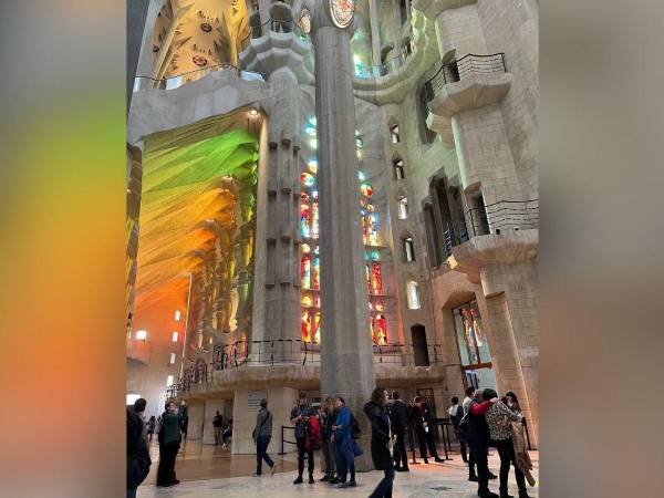 Los vibrantes colores que juegan sobre las paredes de la Sagrada Familia crean una atmósfera maravillosa, revelando secretos de siglos de historia.