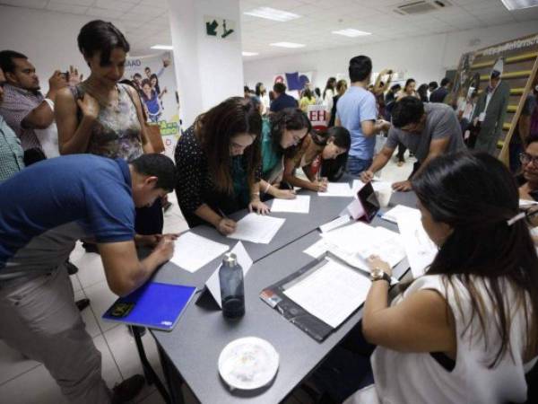 Cada año distintas organizaciones realizan ferias de becas para que los hondureños conozcan las oportunidades que hay para estudiar en el extranjero.