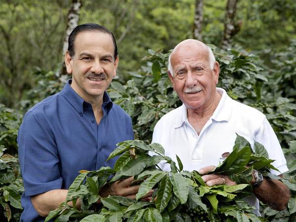 El presidente de Espresso Americano Eduardo Kafati junto a su padre Oscar Kafati, quien dejó un gran legado a su familia.