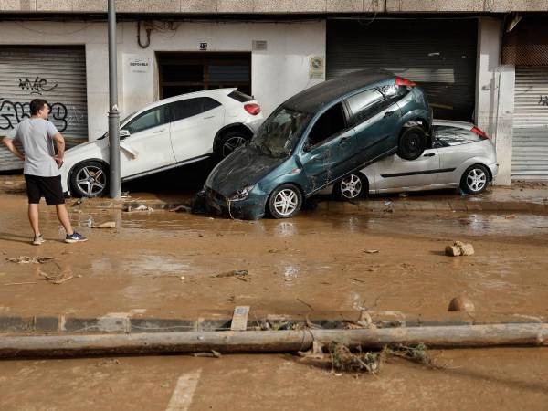 Calles convertidas en ríos, damnificados, muertes y daños materiales son parte de los desastres provocados por DANA en Valencia, España.