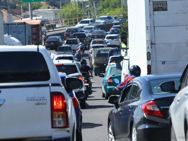 Largas filas de vehículos se reportan en las principales vías de la capital, cuando se reporta un accidente de tránsito.