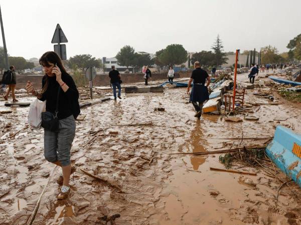 La reciente catástrofe ya ha dejado numerosas vías y carreteras intransitables, lo que dificulta aún más las labores de rescate.