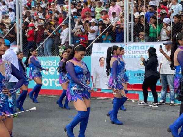 Las palillonas del Central durante su recorrido por la pista del Estadio Nacional.