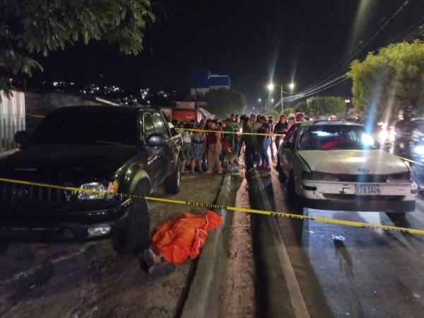 Los familiares del fallecido se hicieron presentes al lugar del accidente para reconocer el cuerpo de su pariente.