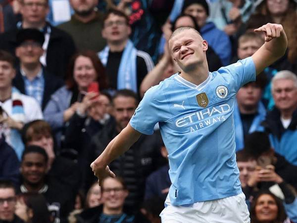 El delantero noruego del Manchester City, Erling Haaland, celebra tras marcar su tercer gol desde el punto de penalti durante el partido de fútbol de la Premier League inglesa entre Manchester City y Luton Town en el estadio Etihad de Manchester