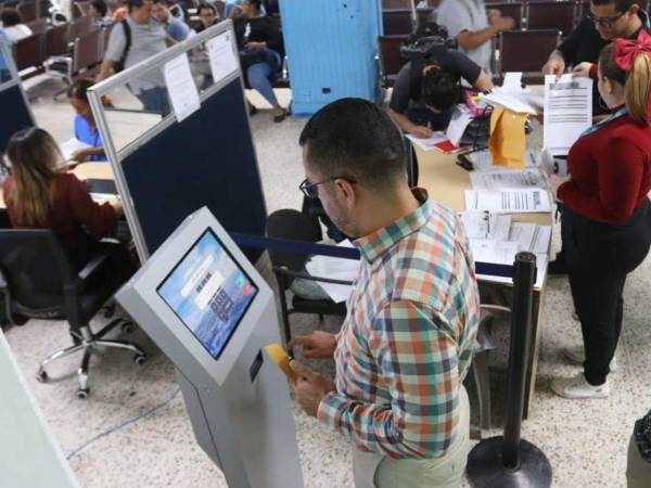 Cada persona ingresa en la estación de tickets su número de Documento Nacional de Identificación que le permitirá emitir un boleto con el número que será atendido.