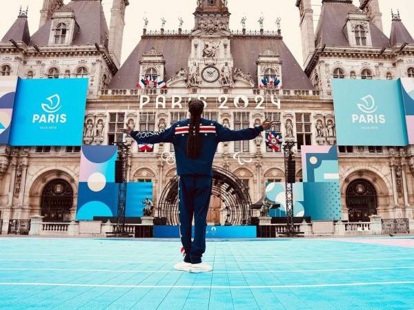 Snoop Dogg se unió a la lista de portadores de la antorcha olímpica este viernes, recorriendo las calles de Saint-Denis .